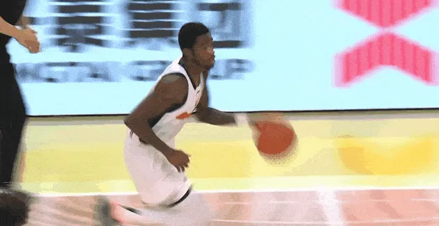 开云体育APP下载-萨姆纳快攻上篮造成干扰球打成2+1，广东落后13分追至2分